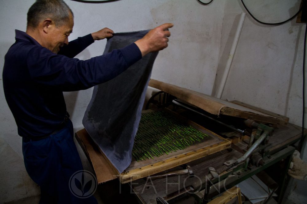 Covering the leaves before the press