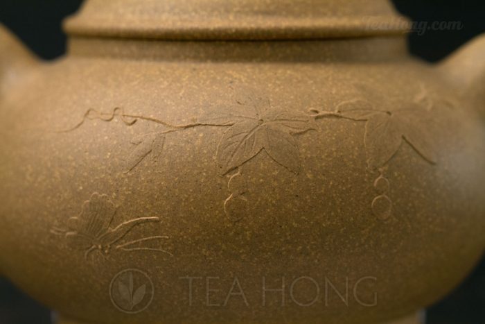Applique of butterfly and gourd motifs on the Pan-hu