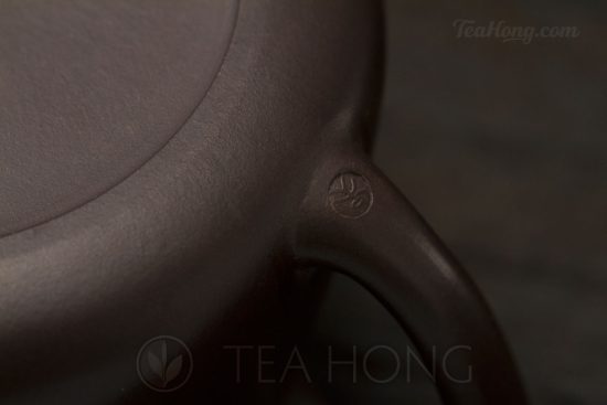 Yixing teapot — Wu Min: Bamboo Shi-piao handle seal Yixing teapot — Wu Min: Bamboo Shi-piao handle seal