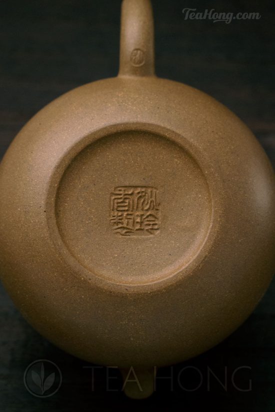 Yixing teapot — Yao Ling Xiang: Reverse Handle Concubine: bott