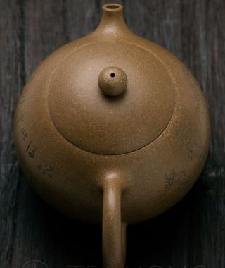 Yixing teapot — Yao Ling Xiang: Reverse Handle Concubine: top