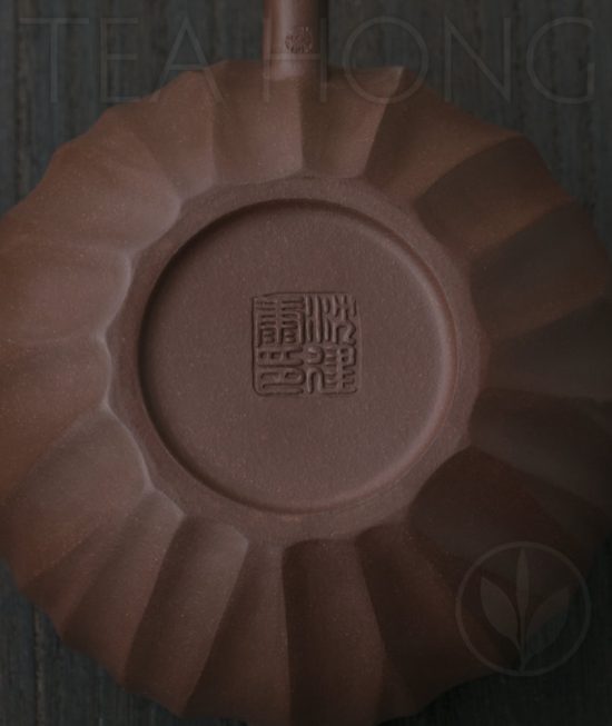 Yixing teapot: Diamond by Shen Jian Kang — bottom view Yixing teapot: Diamond by Shen Jian Kang — bottom view