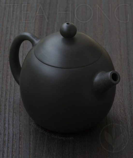 Yunnan Zitao Teapot | Yau Cheng: Dragon Egg — Black, 3 quarter front Yunnan Zitao Teapot | Yau Cheng: Dragon Egg — Black, 3 quarter front