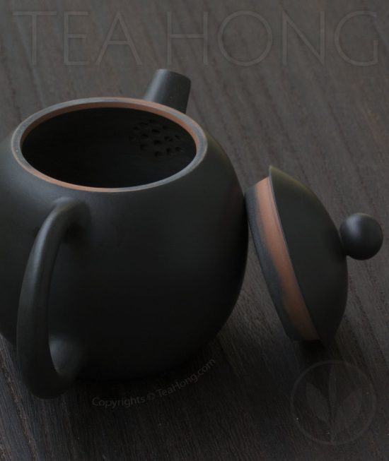 Yunnan Zitao Teapot | Yau Cheng: Dragon Egg — Black, 3 quarter back Yunnan Zitao Teapot | Yau Cheng: Dragon Egg — Black, 3 quarter back