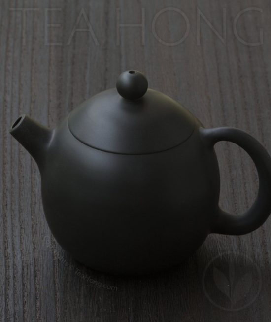 Yunnan Zitao Teapot | Yau Cheng: Dragon Egg — Black, side view Yunnan Zitao Teapot | Yau Cheng: Dragon Egg — Black, side view