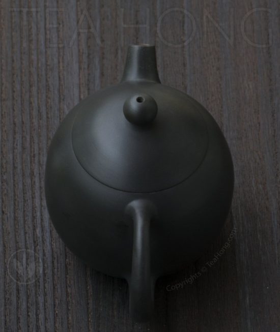 Yunnan Zitao Teapot | Yau Cheng: Dragon Egg — Black, top view Yunnan Zitao Teapot | Yau Cheng: Dragon Egg — Black, top view