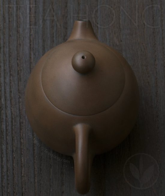 Yunnan Zitao Teapot | Yau Cheng: Dragon Egg — Coffee colour, top view Yunnan Zitao Teapot | Yau Cheng: Dragon Egg — Coffee colour, top view