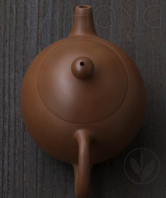 Yunnan Zitao Teapot | Yau Cheng: Dragon Egg — Red, top view Yunnan Zitao Teapot | Yau Cheng: Dragon Egg — Red, top view