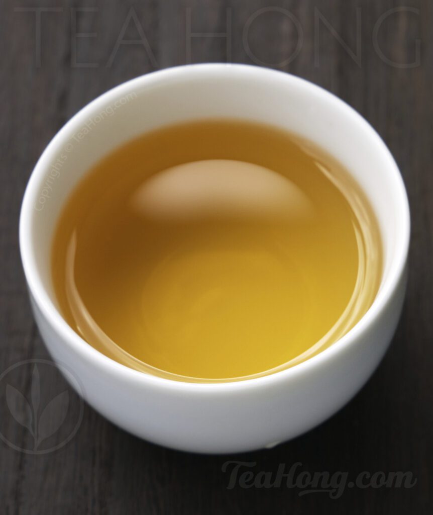 The beautiful infusion colour of a Phoenix oolong