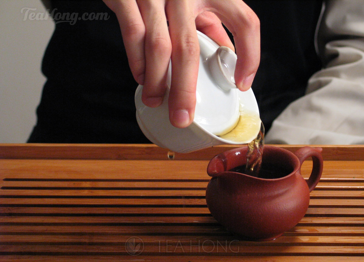 Decanting tea from a gaiwan