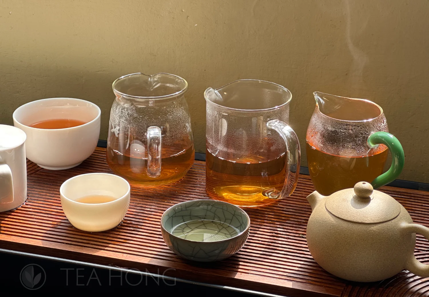 Different infusions from one tea in four decanters and two drinking cups