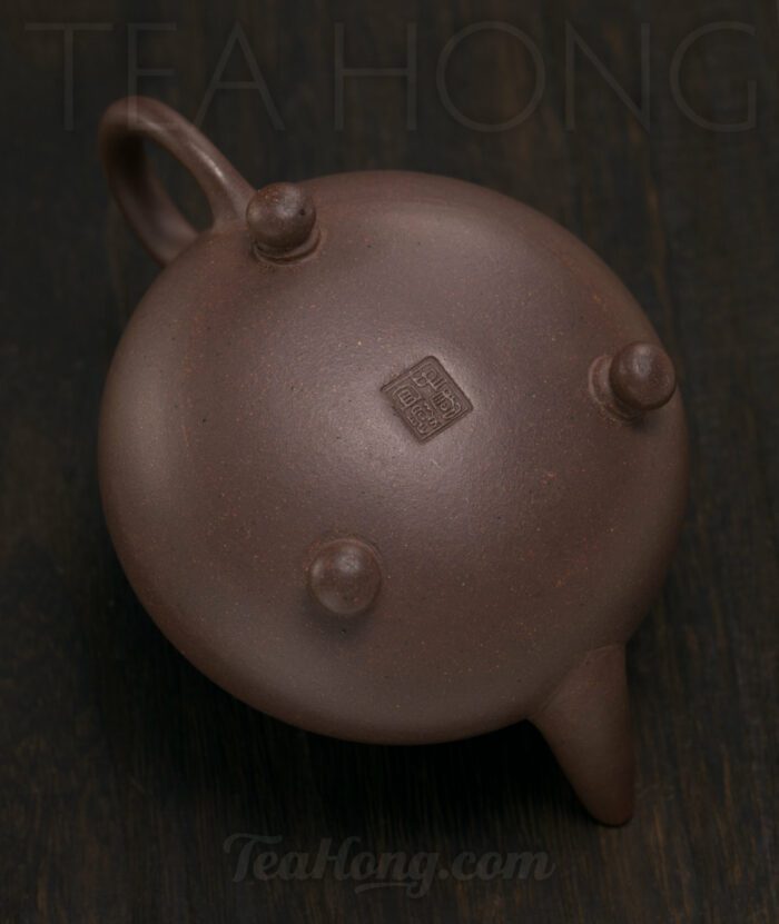 Bead Feet Shui Ping Yixing teapot: bottom