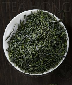 The deep green tealeaves of Ise Gyokuro Chikusen