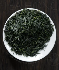 The evenly shaped and deep green colour of Tea Hong's Ise Kabusecha tealeaves
