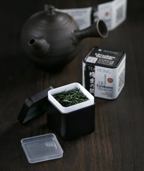 Gyokuro tea tin open The tin holding Tea Hong's competition grade Uji Gyokuro Yayoinoin open to reveal the double lid structure