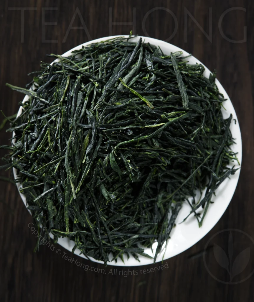 The intense dark green tealeaves of the competition grade Uji Gyokuro Yayoinoin