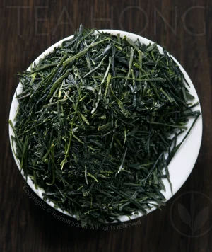 The dark and intensely green tealeaves of Tea Hong's organic Japanese green tea, Kyoto Sencha Syunsai