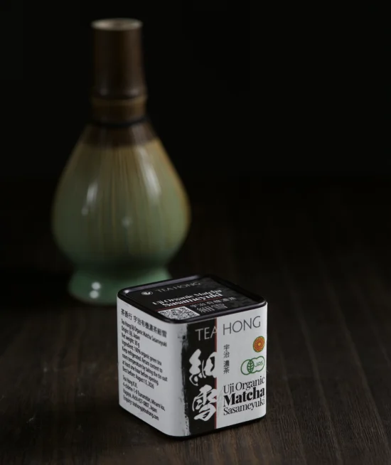 Uji Oragnic Match Sasameyuki pack The tea tin that holds Tea Hong's Uji Organic Matcha Sasameyuki with the tin wraping label