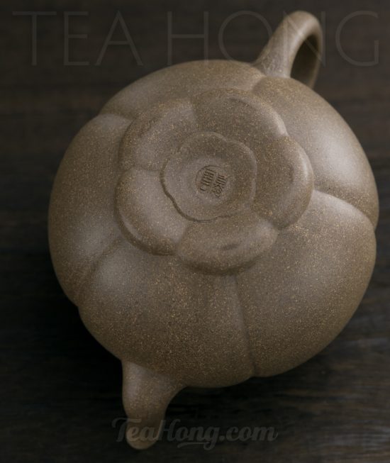 Qin Mu Yun: Plum Blossom, a Yixing green ash duan-ni teapot A Yixing teapot handcrafted by Qin Mu Yun: Bottom view