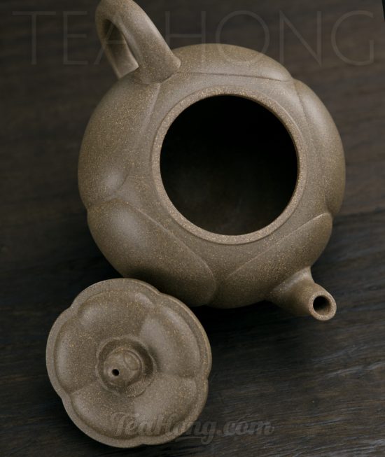 Qin Mu Yun: Plum Blossom, a Yixing green ash duan-ni teapot A Yixing teapot handcrafted by Qin Mu Yun: with the lid open showing the opening of the teapot