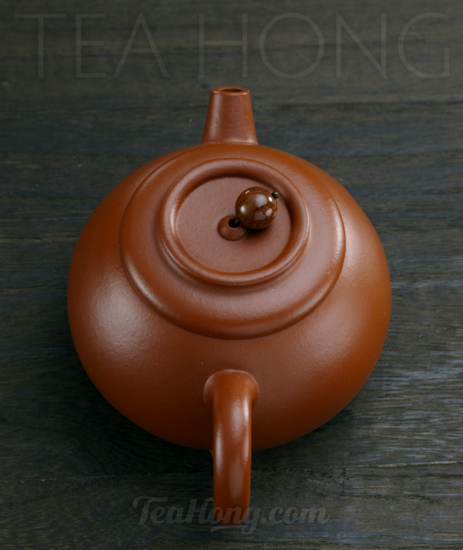 Qin Mu Yun: Jade Luster, a Yixing zhu-ni teapot A handcrafted Yixing teapot by Qin Mu Yun, top view