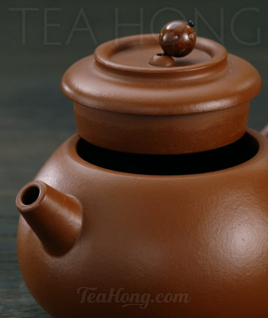 Qin Mu Yun: Jade Luster, a Yixing zhu-ni teapot A Yixing teapot handcrafted by Qin Mu Yun: three-quarter front view with the lid rested on top of the teapot