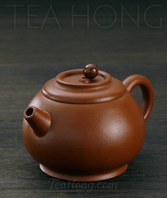 Qin Mu Yun: Jade Luster, a Yixing zhu-ni teapot A Yixing teapot handcrafted by Qin Mu Yun: three-quarter front view