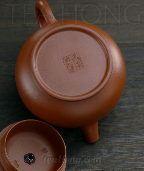 Qin Mu Yun: Jade Luster, a Yixing zhu-ni teapot A Yixing teapot handcrafted by Qin Mu Yun: teapot bottom
