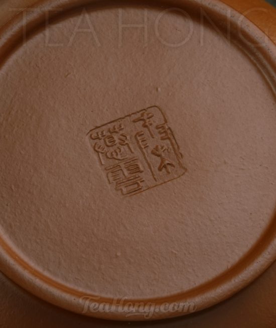 Qin Mu Yun: Jade Luster, a Yixing zhu-ni teapot A Yixing teapot handcrafted by Qin Mu Yun: : closeup showing the artist seal on the teapot bottom