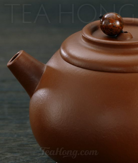 Qin Mu Yun: Jade Luster, a Yixing zhu-ni teapot A Yixing teapot handcrafted by Qin Mu Yun: close up of the spout and the lid