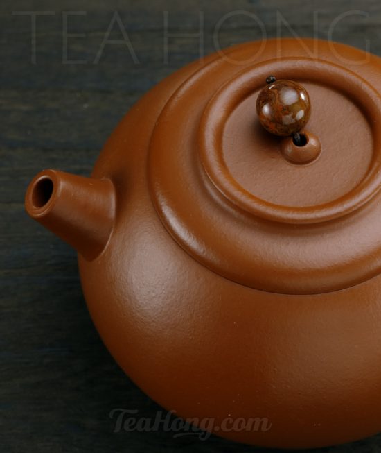 Qin Mu Yun: Jade Luster, a Yixing zhu-ni teapot A Yixing teapot handcrafted by Qin Mu Yun: : closeup of the spout area