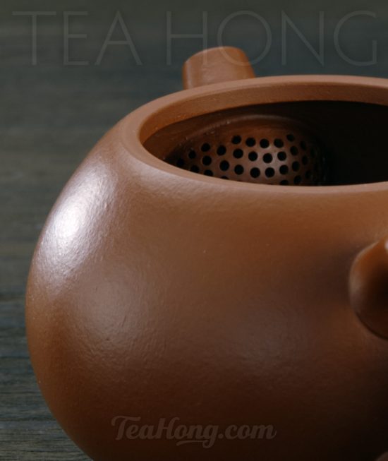 Qin Mu Yun: Jade Luster, a Yixing zhu-ni teapot A Yixing teapot handcrafted by Qin Mu Yun: closeup of the opening of the teapot