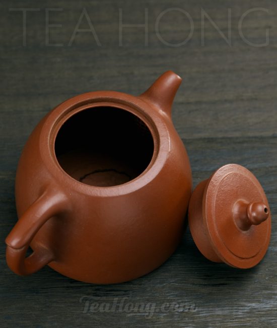 Qin Mu Yun: Little Well Rim, a Yixing zisha-hongni tea pot A Yixing teapot handcrafted by Qin Mu Yun: with the lid open showing the opening of the teapot