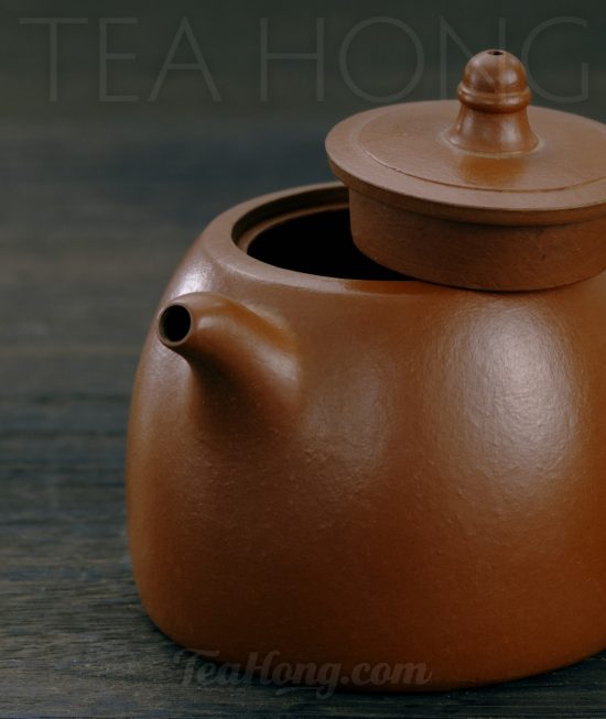 Qin Mu Yun: Little Well Rim, a Yixing zisha-hongni tea pot A Yixing teapot handcrafted by Qin Mu Yun: three-quarter front view with the lid rested on top of the teapot