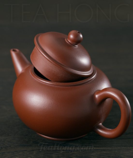 Xu Feng: Shui Ping A Yixing teapot handcrafted by Xu Feng: three-quarter back view with the lid rested on top of the teapot