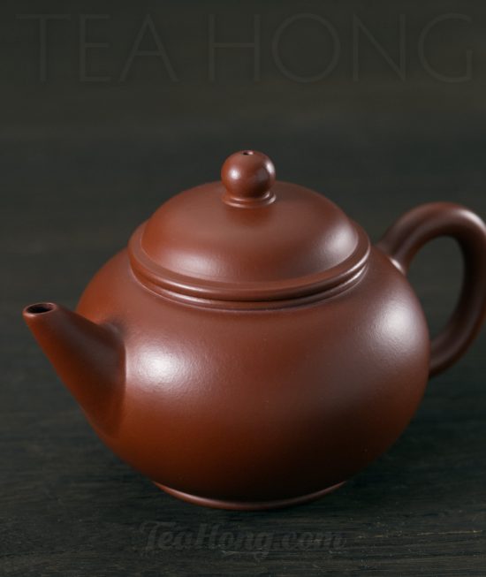 Xu Feng: Shui Ping A Yixing teapot handcrafted by Xu Feng: three-quarter front view
