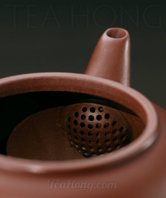 Xu Feng: Shui Ping A Yixing teapot handcrafted by Xu Feng: closeup of the opening and the strainer of the teapot