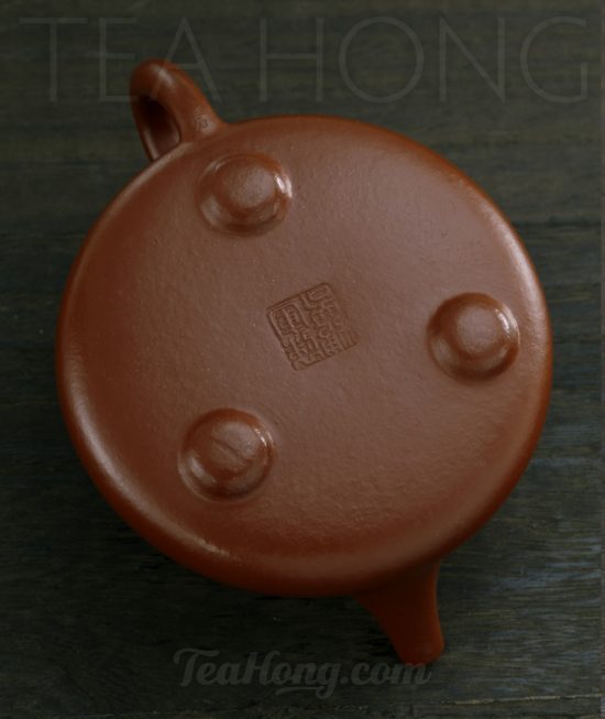 Wu Yong Jun: Stone Ladle A Yixing teapot handcrafted by Wu Yong Jun: botton of the teapot