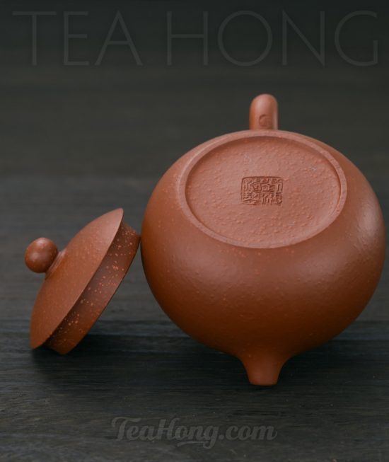 Liu Hai Tao: Reverse Handle Concubine A Yixing teapot handcrafted by Liu Hai Tao: bottom view with the lid rested on side of the teapot