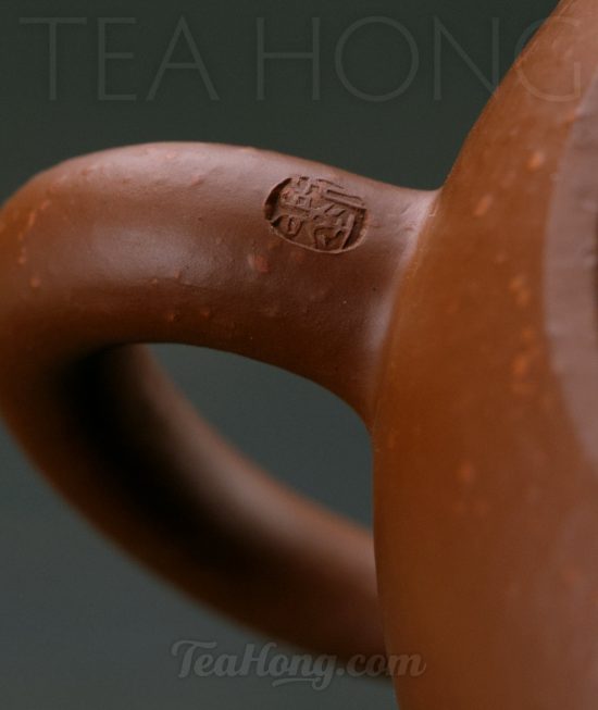 Liu Hai Tao: Reverse Handle Concubine A Yixing teapot handcrafted by Liu Hai Tao: closeup showing the artist seal on the handle bottom