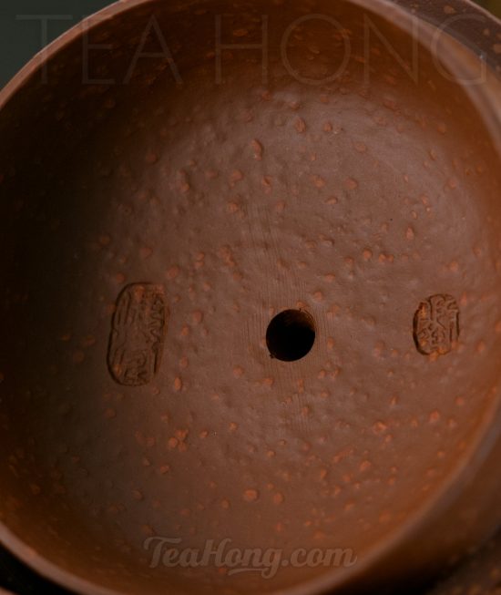 Liu Hai Tao: Reverse Handle Concubine A Yixing teapot handcrafted by Liu Hai Tao: closeup showing the artist seals on the inner side of the lid