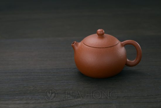 Liu Hai Tao: Reverse Handle Concubine A Yixing teapot handcrafted by Liu Hai Tao: side view