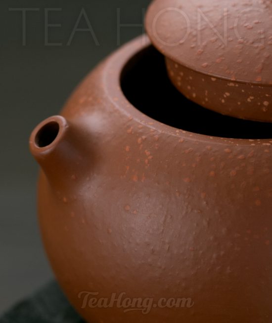 Liu Hai Tao: Reverse Handle Concubine A Yixing teapot handcrafted by Liu Hai Tao: close up of the spout