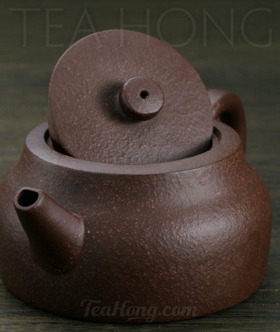 Zhang Jing Ming: Compass A Yixing teapot handcrafted by Zhang Jing Ming: three-quarter front view