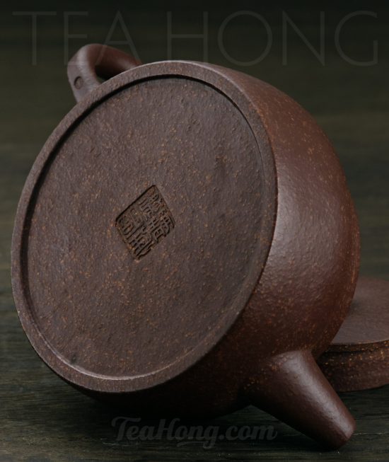 Zhang Jing Ming: Compass A Yixing teapot handcrafted by Zhang Jing Ming: bottom of the teapot