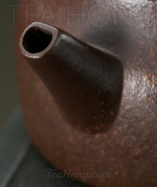 Zhang Jing Ming: Compass A Yixing teapot handcrafted by Zhang Jing Ming: closeup of the spout