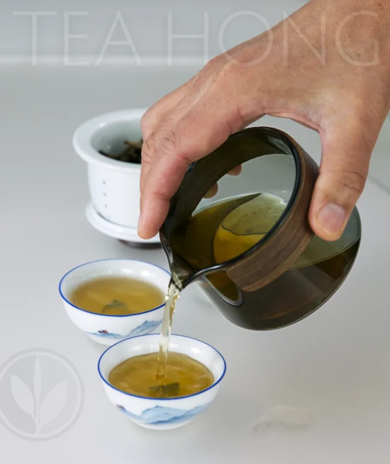 Easy Life Traveller's Tea Set teapot pouring Pouring tea into teacups from a glass teapot
