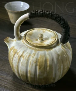 Pumpkin ti liang, Brahma earthenware teapot with arched handle