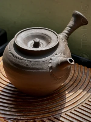 A Japanese chachū teapot made in Yixing zisha clay
