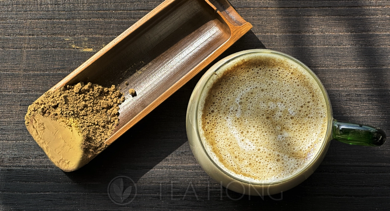 A cup of houjicha latte and a scoop of houjicha powder